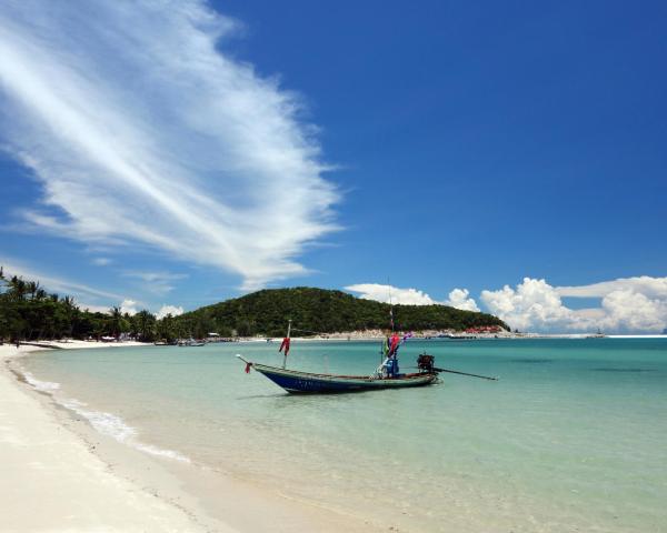 Pemandangan indah Ban Plai Laem