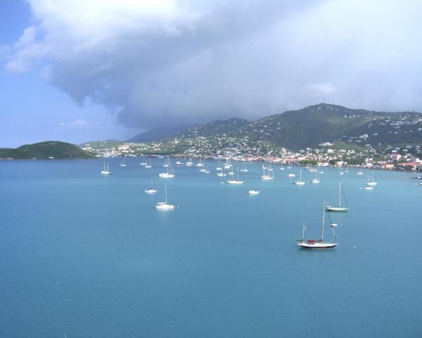 Krásny pohľad na mesto Charlotte Amalie