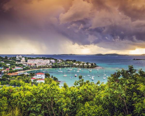 Krásny pohľad na mesto Cruz Bay