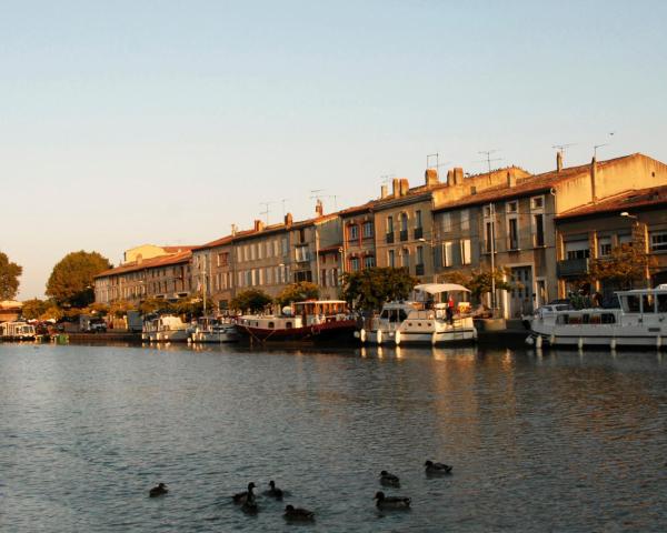 Гарний краєвид міста Castelnaudary