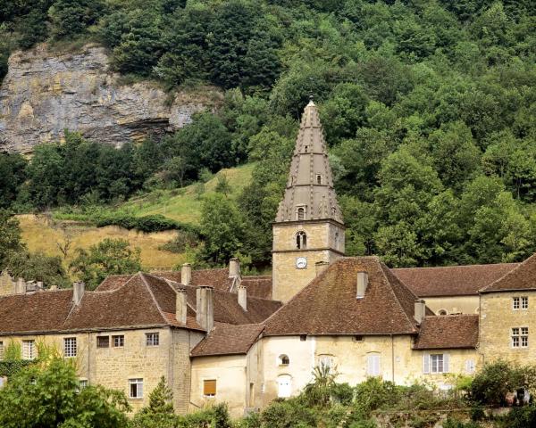 Predivan pogled na grad 'Baume' 