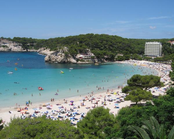 Piękny widok miasta Cala Galdana