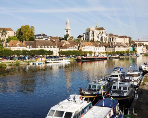 Krásny pohľad na mesto Auxerre