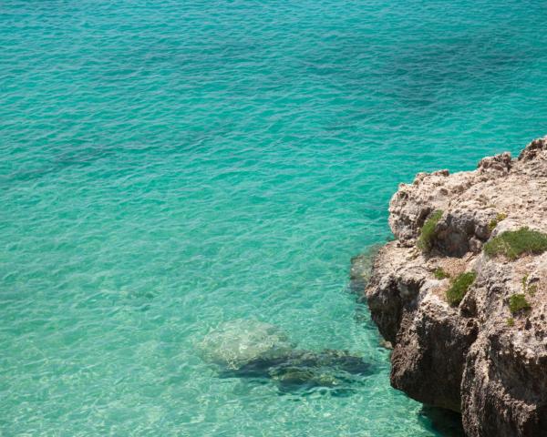 Krásny pohľad na mesto Cala en Porter