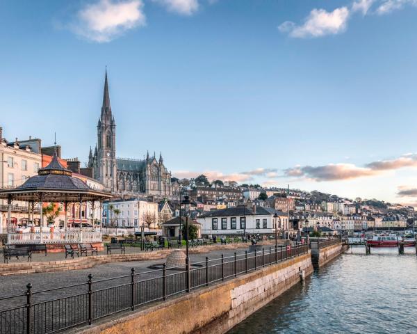 Čudovit pogled na mesto An Cobh