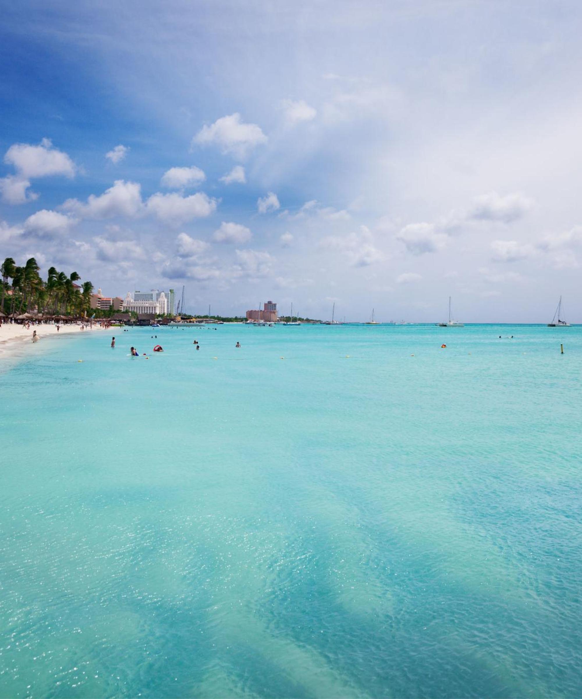 Book affordable flights to Aruba from Curaçao