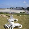 Rez de jardin avec piscine, vue directe sur la plage à 40 m