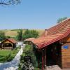 Pod orehom drvena kuća i sauna