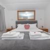 Super King Lodge-Sleeps 2-HotTub-Sea View