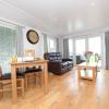 Super King Lodge-Sleeps 2-HotTub-Sea View