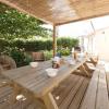 Ensemble, dans une maison avec jardin près de la mer