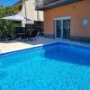 Apartment Gajo with swimming pool near Split
