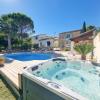 Domaine en pierre avec piscine et jacuzzi au Mas Lucia