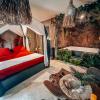 Le demeure de Poulpican chambre LA GROTTE jacuzzi charme romantique terrasse privée 300m plage et restaurants La Croix Valmer - Golfe Saint Tropez