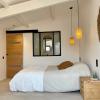 Grand studio rénové de style bohème chic, avec patio & au coeur du village