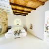 Hydria Guest House Art Gallery Dimora d artista con terrazza e vasca idromassaggio nel cuore del borgo antico Artists Home with terrace and jacuzzi in the heart of the old town