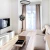 A1 2bdr modern chic flat AC 3min from sandy beaches