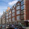 Luxury Knightsbridge apartment outside Harrods