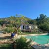 Jolie maisonnette avec piscine