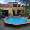 Pavillon dans un écrin de verdure avec piscine
