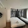 Hollywood 9 People - KHbnb center