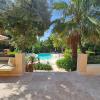Villa avec piscine, grandes terrasses et jardin A SUPPRIMER