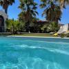Belle Villa pour 8 personnes avec 4 grandes chambres avec douche dans chaque chambre, une piscine extérieur , un jardin de 1500m2