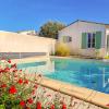 Villa récente de style réthais avec piscine chauffée et jardin paysager