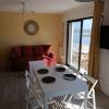 Grand studio avec balcon en bord de mer