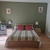 Chambre spacieuse avec bureau et balcon