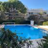 Logement en résidence vacance au bord de mer 4 couchages avec cabine lit superposé et au salon un canapé convertible et piscine à 300 m des transports communs,gare ferroviaire,commerces et plages