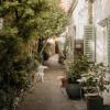 Charmante petite maison dans allée privée fleurie