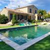 Villa de 3 chambres avec piscine privee jardin clos et wifi a Aubignan
