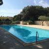 Maison et jardin dans résidence avec piscine
