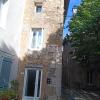 Maison de village sur place arborée et calme