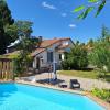 Maison avec piscine dans village provençal.