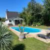 Chalet entouré d'un jardin avec piscne privative possible demi pension