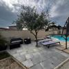 Maison située dans un quartier calme avec piscine et chambre climatisé