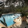 Appartement rez de jardin de villa avec piscine