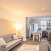 Charming 2-Bed House - Sleeps 5 - Free Parking, Fast WiFi and SmartTV