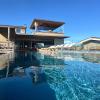 Villa de luxe surplombant la mer, piscine suspendue
