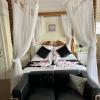 The Crown Bar & Guesthouse