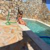 La Casa del Pueblo con piscina y barbacoa