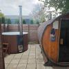 Pod orehom drvena kuća i sauna