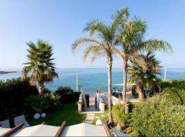 A picture of the hotel: Luxurious House on the Beach