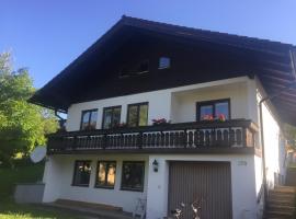 Ferienwohnung Am Sonnenhang、シュトローブルのホテル