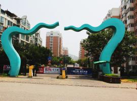 Foto di Hotel: Qingdao Shilaoren Shanshuimingyuan Homestay