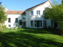 A picture of the hotel: Chambre d'hôtes Villa du Hameau de la Reine