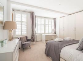 Hotel Photo: Luxury Barnes Family Home with Garden Retreat