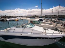 Foto di Hotel: Crownline boat